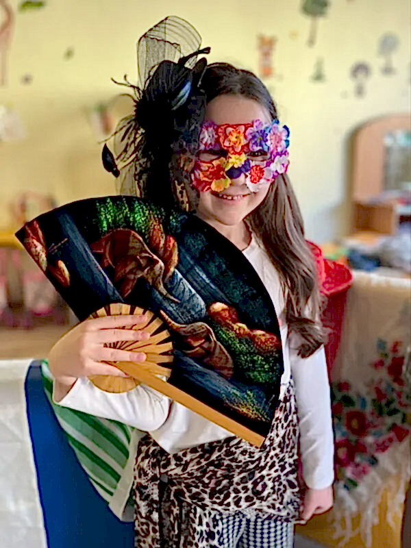 загадочная девушка в маске День театра и загадочная девушка в маске