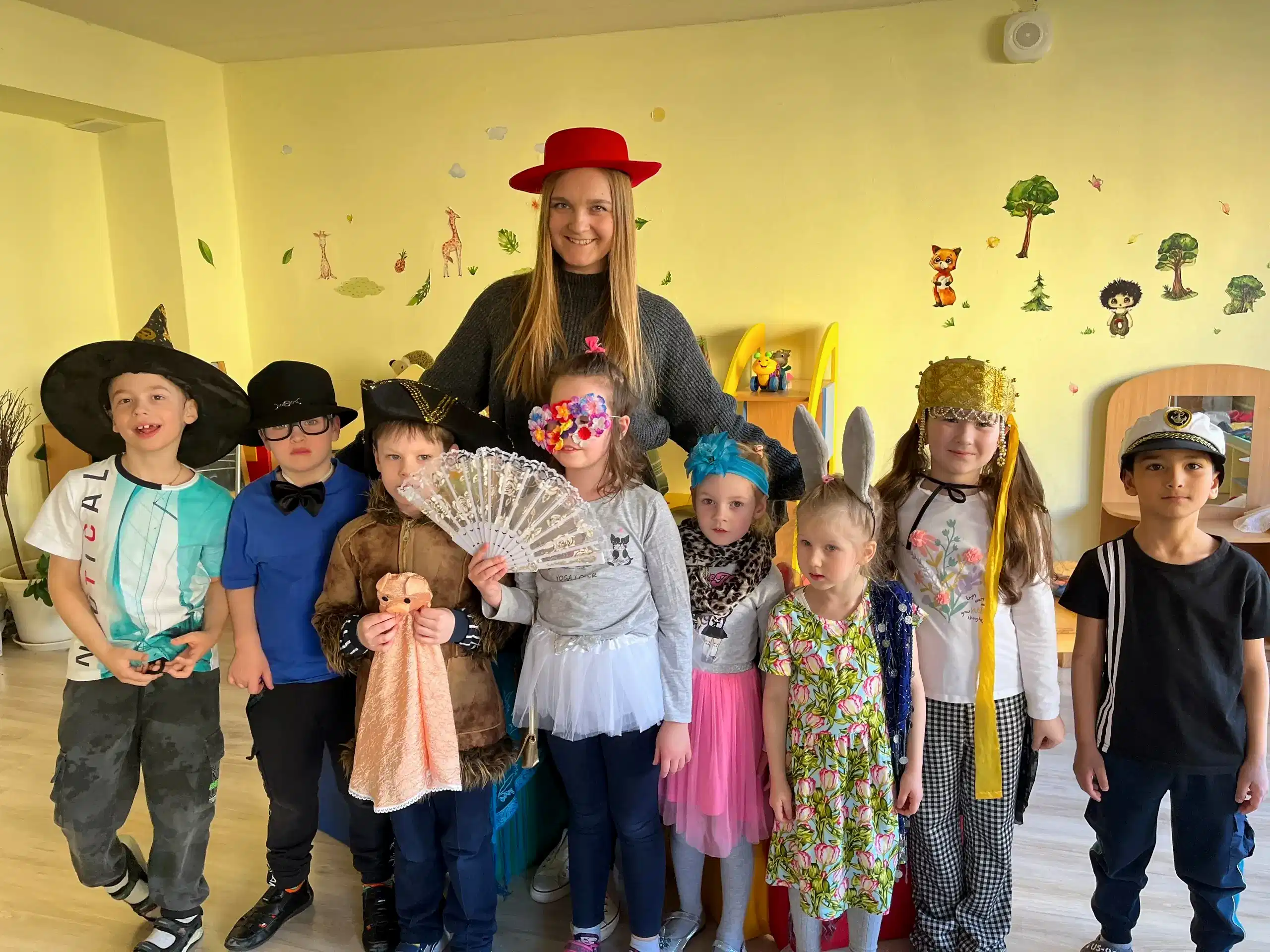 Старшая группа позирует Старшая группа позирует на День Театра