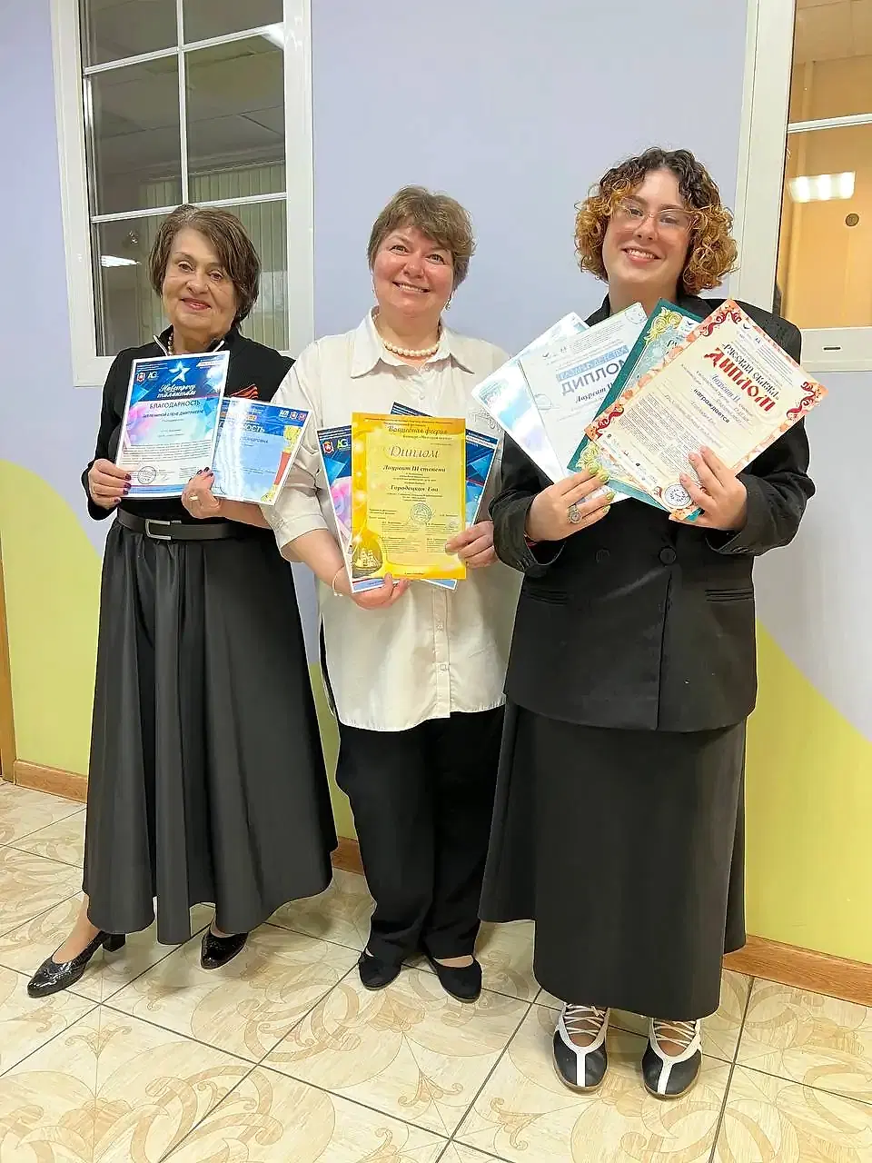 Преподаватели и лауреат с дипломами на конкурсе «Феерия белых ночей»