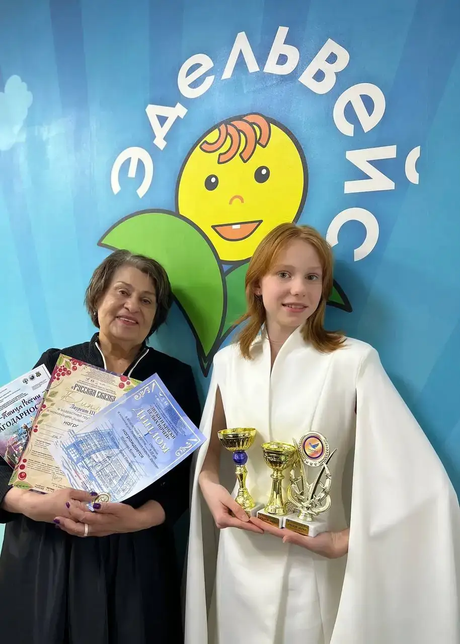 Руководитель студии Шуленина Елена Дмитриевна и ее ученица с наградами на конкурсе «Феерия белых ночей»